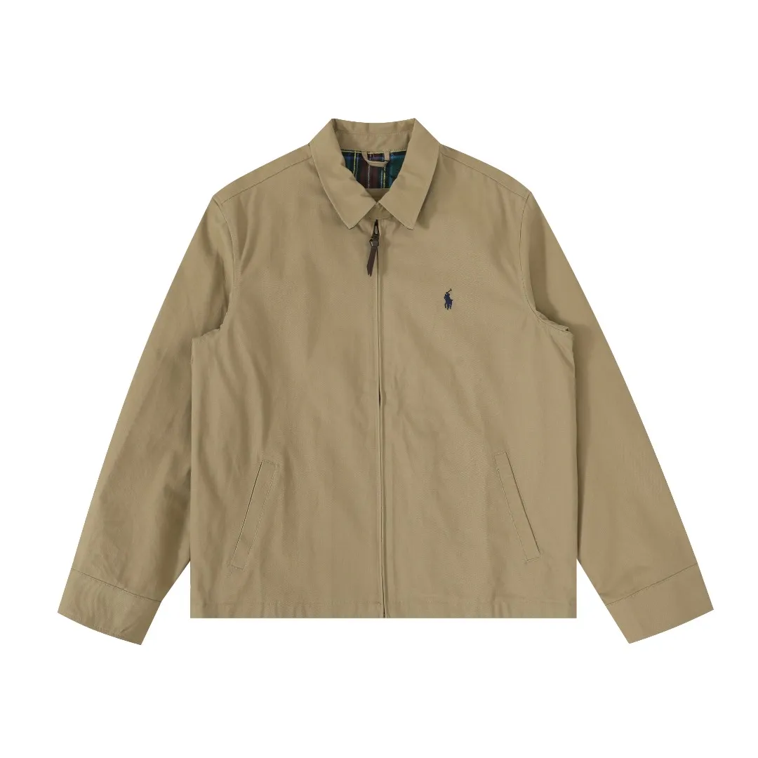 P360 Model No.: R06 Ralph Lauren/Ralph Lauren American vintage classic lapel veteran retro jacket autumn and winter thickened coat with wool lining Color: Khaki Navy Black SIZE #SMLXL Classic design Timeless classic Thick cotton fabric Presents a sense of vintage Colored plaid embellishment on collar and cuffs Looks good on both men and women Wear as comfortable as you like Mainly relaxed retro YYDS One piece for both men and women An indispensable piece for autumn and winter, the most popular jacket at the moment. The 100% cotton twill is thick and thick, and the pure cotton colorful plaid lining is distinguished by digital printing in the market. Exquisite embroidery. The Harrington jacket has a loose fit, is short and fat, and is super versatile. It is a clean fit and is suitable for both men and women. Reference # Size: S/M/L/XL Length: 68 70 72 74 Sleeve length: 63 64 65 66 Shoulder width: 51 52 53 54 Bust: 126 130 134 138